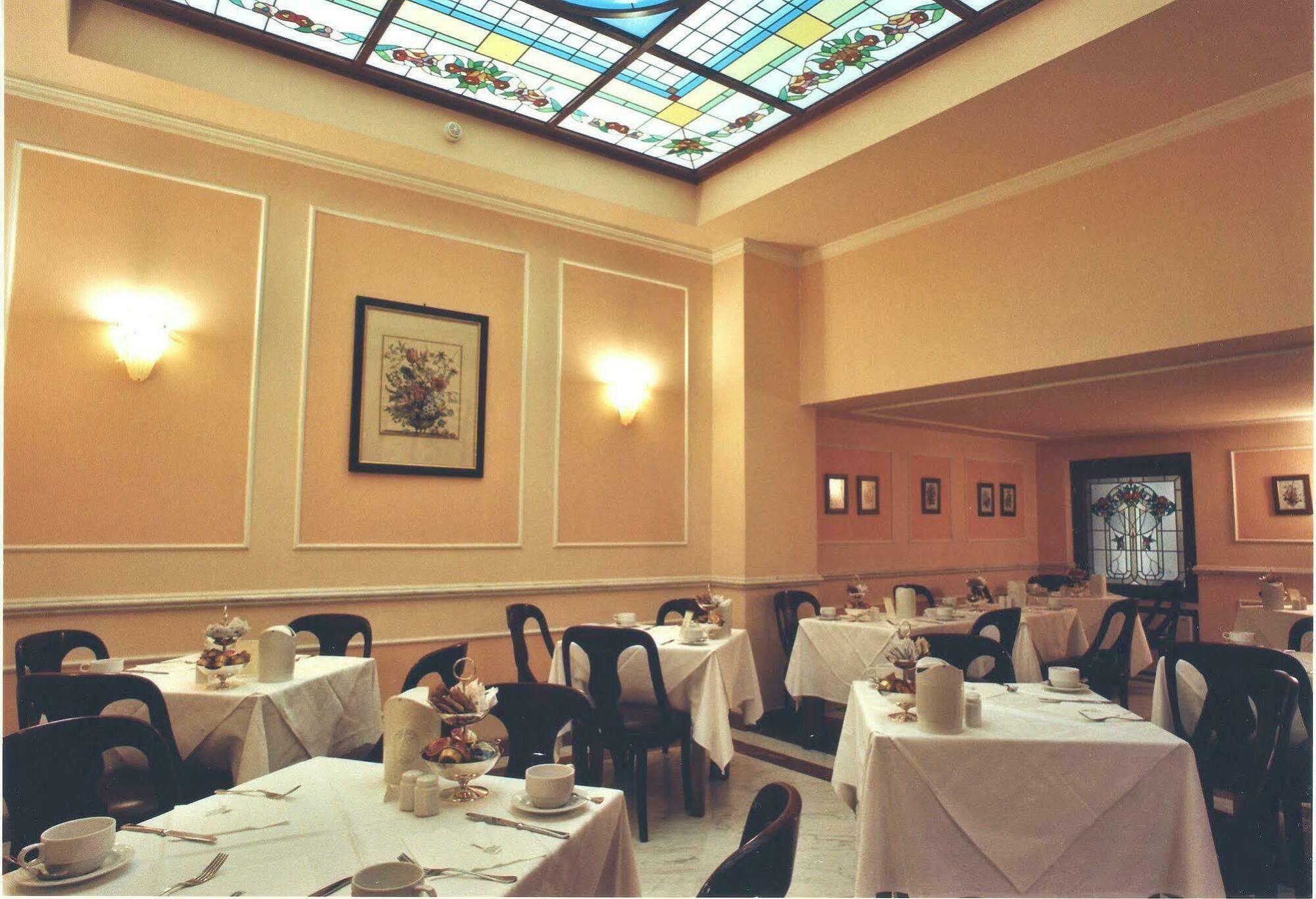 Hotel Pierre Floransa Restoran fotoğraf